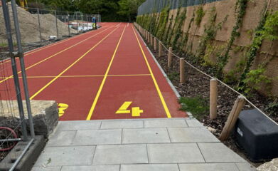 Schulhof mit modernem RAU Lärmschutz